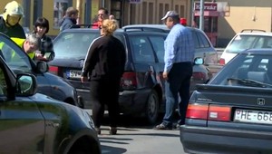 Reťazová nehoda štyroch áut v Humennom