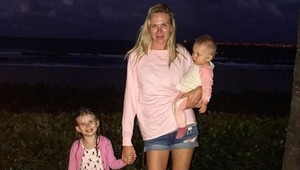 Česká modelka šokovala! Deti pri cestovaní zatvára do klietky!