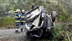 FOTO: Zrútil sa autom 40 metrov dolu svahom. Nehodu neprežil