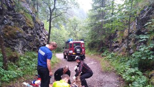 Zásah záchranárov na vyhliadke v Kvačianskej doline. Muž padal dole až 6 metrov