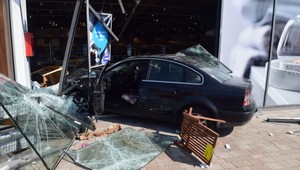 Vodička skončila vo výklade. Autom zachytila chodkyňu