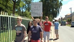 Žiaci sa dobíjali do riaditeľne, chcú zachrániť učiteľku