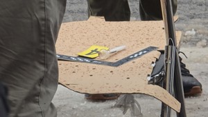 Drogová razia na parkovisku medzi panelákmi: polícia zadržala dvojicu mužov