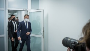 Igorovi Matovičovi zostáva ochranka. Matovič, z hrušky dole, odkazuje Hlas