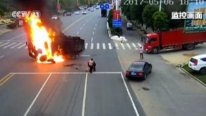 Okoloidúci hrdinovia! Po náraze zachránili horiaceho motorkára