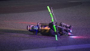 Dopravná nehoda v Bratislave: Auto zrazilo vodiča elektrokolobežky