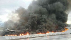 FOTO: Halu v Lomnici zasiahol požiar, hasiči s ohňom bojujú už hodiny