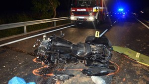 Motorkár sa zrazil s kombajnom, nehodu neprežil