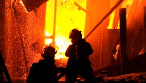 Požiar rodinného domu v Tisovci. Rodina skončila bez strechy nad hlavou