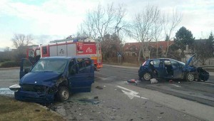 Čelná zrážka dvoch vozidiel. Hasiči vyslobodzovali zakliesnenú osobu