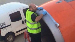Stres v lietadle. Motor opravovali lepiacou páskou