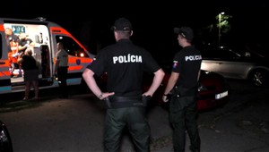 Nočná dráma v paneláku. Muž sediaci na vonkajšej parapete okna sa vyhrážal, že vyhodí bytovku do vzduchu