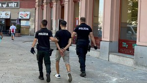 Policajná kontrola sa skončila naháňačkou. Vodič nabúral a vydal sa na útek