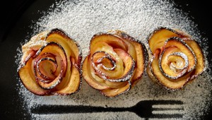 Efektný dezert hotový za 10 minút? Vyskúšajte jablkové ružičky