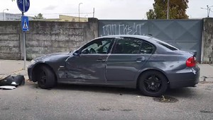 Opitý mladík (21) bez vodičáku nabúral do dvoch zaparkovaných áut