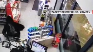 Prepad čerpacej stanice so zbraňou a nožom v ruke