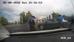 Pirát utekal pred policajtmi. Vytiahol aj kovových ježkov