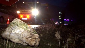 Zo svahu sa uvoľnili skaly. Mladý vodič sa im síce vyhol, ale nabúral do zvodidiel