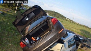 Kuriózna nehoda: Pri predbiehaní skončil na streche pred ním idúceho auta, na krku má už obvinenie