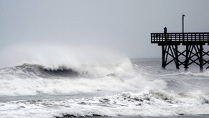 Hurikán Arthur silnie, ľudia žijú v strachu