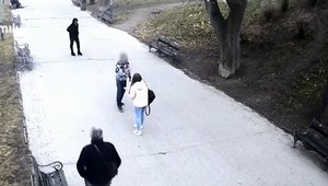 Muž v centre mesta napádal okoloidúcich zapálenými novinami či päsťami