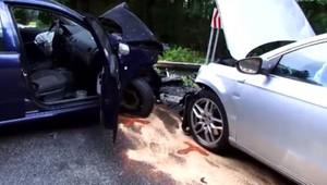 Čelná zrážka automobilov. Namiesto predaja čučoriedok skončili traja ľudia v nemocnici