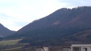 Turista spadol z vyhliadky Veľkého Manína z výšky asi dvadsať metrov. Zastavil ho až strom