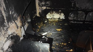 FOTO: Byt zhorel do tla. Pri záchrane sa zranili aj traja policajti