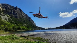 V Tatrách zachraňovali horolezca. Z batoha mu vyliezol nečakaný pasažier