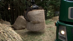 Balíky slamy spadli z návesu kamióna na cestu. Jeden zavalil auto za ním. Zablokovali horský priechod