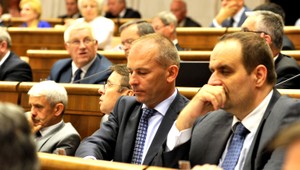 Divoký návrat z prázdnin. V parlamente to vrelo