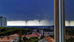 Čudesný jav na oblohe. Štyri tornáda naraz