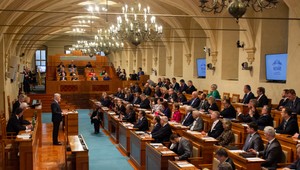 Opitý muž sa dostal do českého senátu. Chcel ujsť oknom