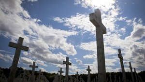 Na cintoríne hanobil pozostatky zosnulého. Mladík si to mal celé nahrávať na video