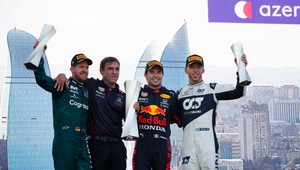 Pódium bez Hamiltona a Verstappena s mnohými podobnosťami