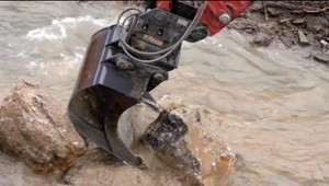 Robotník vybagroval delostreleckú mínu. V práci musel pokračovať ďalej