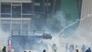 Po útoku na vládne budovy zatkla polícia v Brazílii stovky ľudí