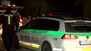 Policajti zadržali mladú trojicu: V aute, po ktorom bolo vyhlásené pátranie, našli aj drogy