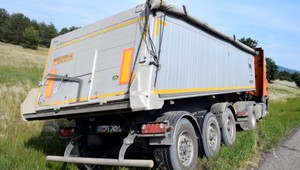 Cyklista z vedľajšej cesty vošiel rovno pod nákladné auto