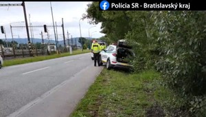 VIDEO: Policajti zišli z cesty a nabúrali. Ich pohotový zákrok zabránil nehode