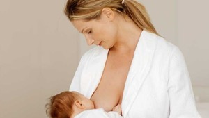 V českej banke zakázali klientke dojčiť dieťa. Incident vyvolal netradičný protest