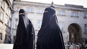 Zatkli muža, pretože raňajkoval so slobodnou ženou