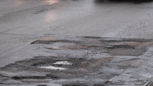 Každoročné výtlky na cestnom moste v Šali vodičom pravidelne ničia kolesá