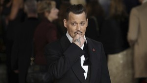 Johnny Depp si po škandále na červenom koberci užil orgie vo štvorici