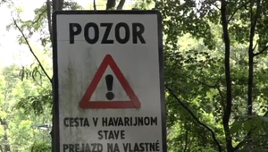 Cesta prejazdná len na vlastné riziko. Ľudia sa boja po nej prejsť autom, obce ostávajú odrezané