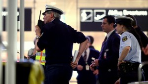 Nechutná pomsta! Muž vylial vedro plné fekálií na SBS-kára