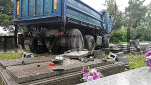 Vodič Tatrovky prerazil plot cintorínu, zdemoloval niekoľko hrobov