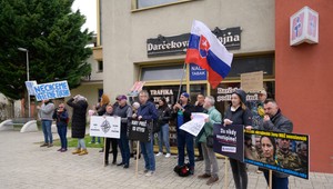 Výjazdové rokovanie vlády v Galante: Ministrov vítali ľudové piesne aj pokriky demonštrantov