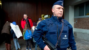 Počas protiteroristickej razie v Bruseli sa strieľalo, štyria policajti sú ranení