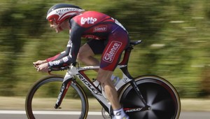 Sastre žlté tričko nepustil, Velits stúpa